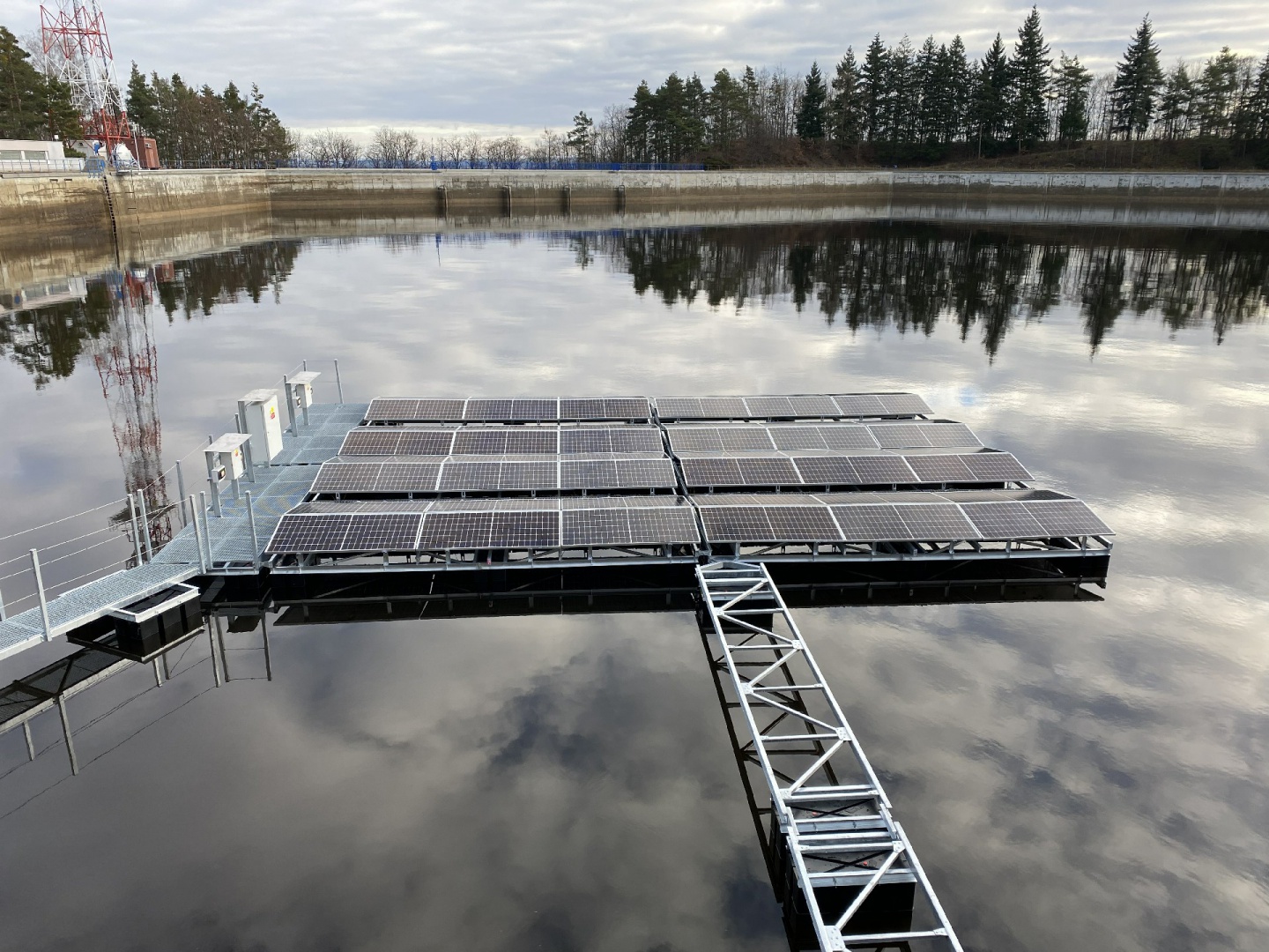 Power supply of the floating pier with photovoltaic panels SLT