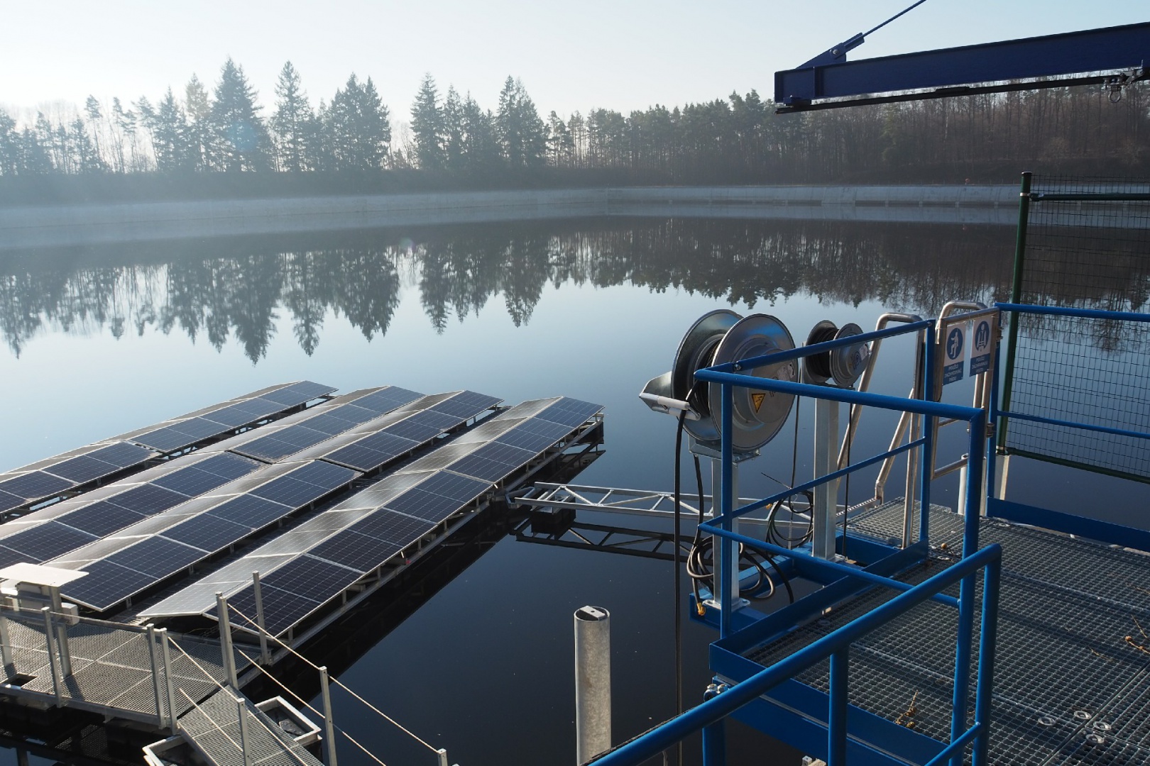 Power supply of the floating pier with photovoltaic panels SLT
